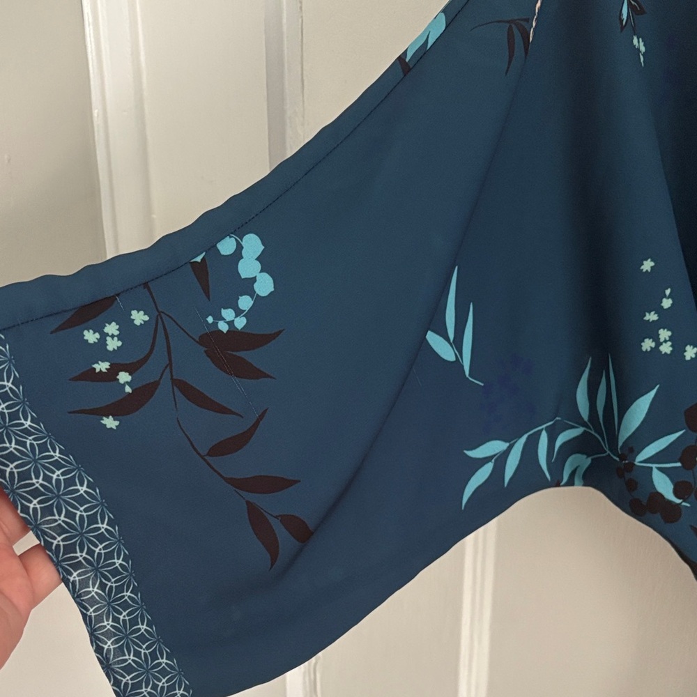 Flora Nikrooz Teal and White Short Kimono with Geometric Print - Picture 3 of 6